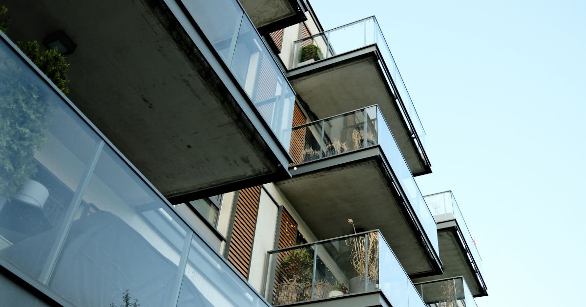 Guarda-Corpo de Vidro: Segurança, Estilo e Modernidade para Ambientes Internos e Externos