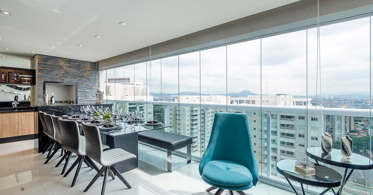 Transforme Seu Espaço: Fechamento de Varanda com Vidro de Correr para Conforto e Estilo!