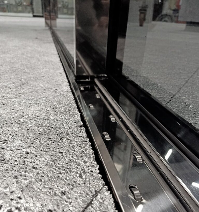 Panoramah! apresenta janela deslizante minimalista em metais nobres