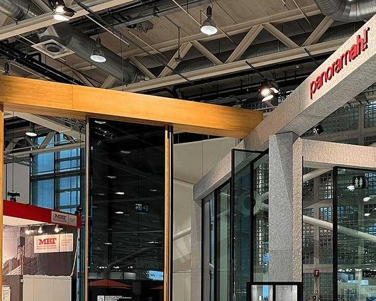 panoramah! lança ah! Superwood, sistema de janela deslizante que une vidro autoportante, alumínio e madeira