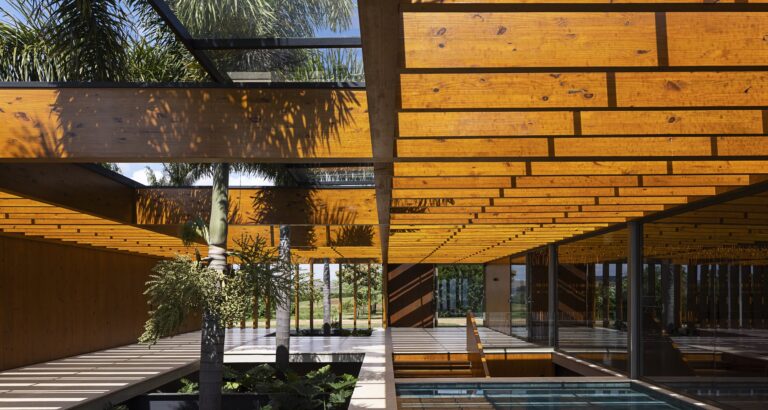 Casa Jurumirim destaca uso de CLT e taipa em residência de 900 m² no interior paulista