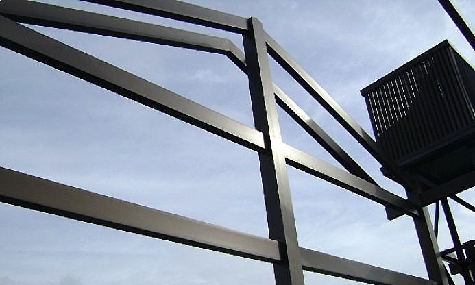 Santa Clara Vidros oferece estruturas de alumínio sob medida com acabamentos anodizado ou pintura eletrostática - Imagem do artigo