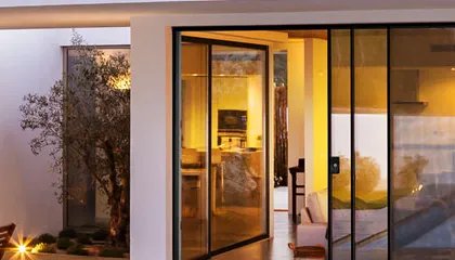 Página de portas deslizantes de vidro da Revista Vidro Impresso apresenta única empresa cadastrada - Imagem do artigo